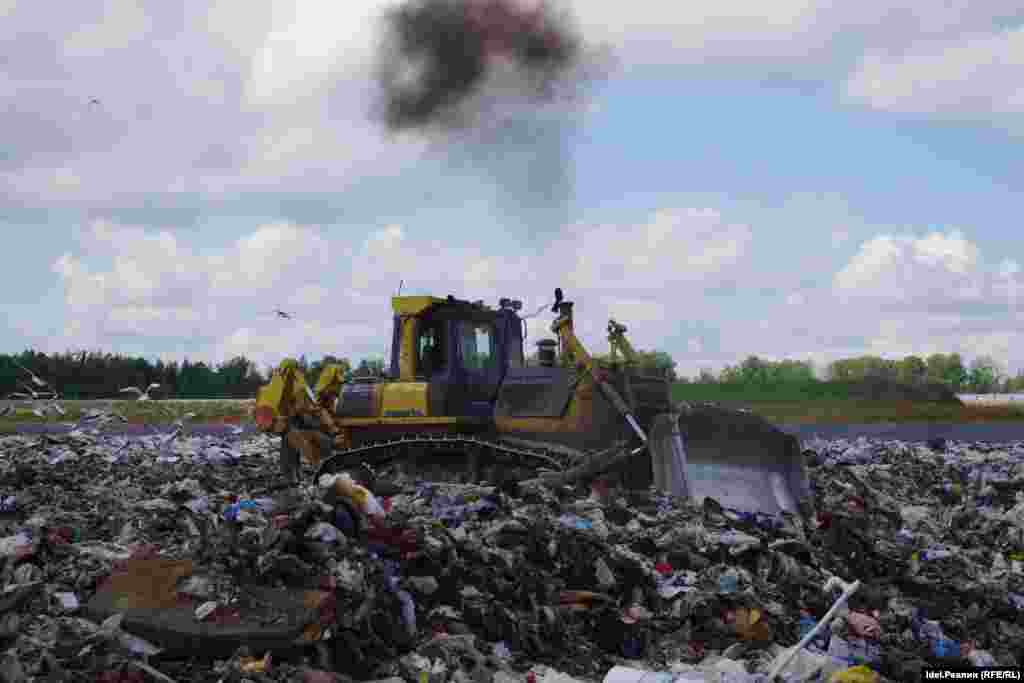 По словам представителей ООО "ПЖКХ", карта полигона выстлана специальной водонепроницаемой пленкой, которая имеет свойство растягиваться. Фильтрат собирается в пруд-накопитель и через систему орошения разбрызгивается на тело полигона, откуда испаряется.&nbsp;