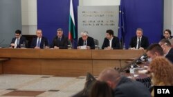 Отчетът на служебния кабинет беше представен от вицепремиерите Атанас Пеканов и Гълъб Донев, премиера Стефан Янев, вицепремиера Бойко Рашков, както и от министрите на финансите, икономиката и здравеопазването – Асен Василев, Кирил Петков и Стойчо Кацаров (отляво надясно)