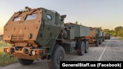 З HIMARS можна бити і далекобійними ATACMS, але дозволу на це США досі не надали. На фото: HIMARS на Запорізькому напрямку, 4 липня 2022 року
