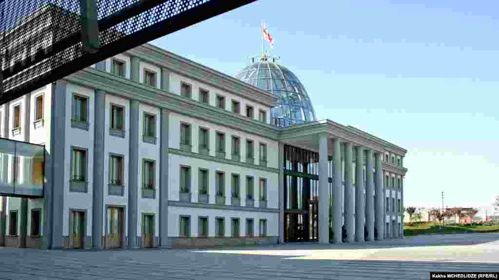 პრეზიდენტის სასახლის მეორე მხარე