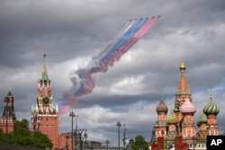 Avioane rusești survolează Piața Roșie în timpul repetițiilor pentru parada de Ziua Victoriei de pe 9 mai.