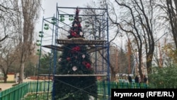 Установка новогодних украшений на елке в Гагаринском парке Симферополя, 1 декабря 2025 года