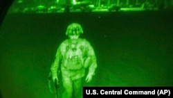 Фотографијата објавена од Министерството за одбрана на САД го покажува генерал-мајор Кристофер Донахју, командант на 82-та воздухопловна дивизија, додека се качува на Ц-17. Тој беше последниот американски војник што го напушти Авганистан со што на 30 август 2021 година заврши американската мисија во Кабул.