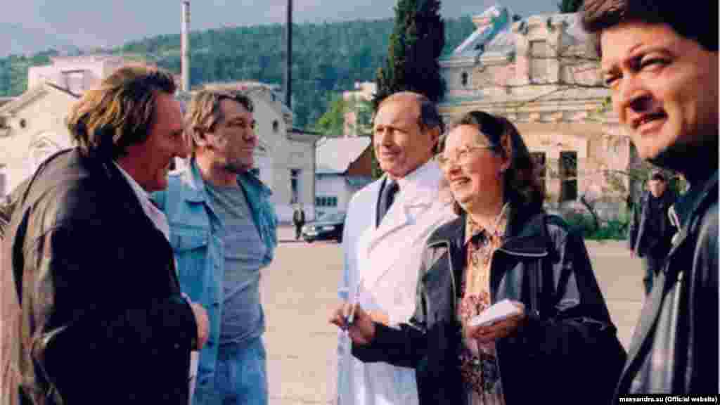 19 лютого 2015 року Слідком порушив кримінальну справу проти гендиректора &laquo;Масандри&raquo;, Героя України Миколи Бойка (на фото в центрі). Його підозрювали у &laquo;зловживанні повноваженнями&raquo; та усунули з посади. Бойко виїхав на материкову частину України, в 2020 він дав інтерв'ю Крим.Реалії. Він розповів, що йому було &laquo;дуже важко розлучатися&raquo; і що він &laquo;принципово не пробує вино&raquo;, яке виробляє &laquo;Масандра&raquo; зараз