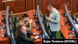 Igor Simiq, në këmbë. Foto nga arkivi.