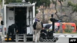 Орусиянын башкы консулдугунун жанында иштеп жаткан саперлер. 24-февраль, 2025-жыл. Марсель. 