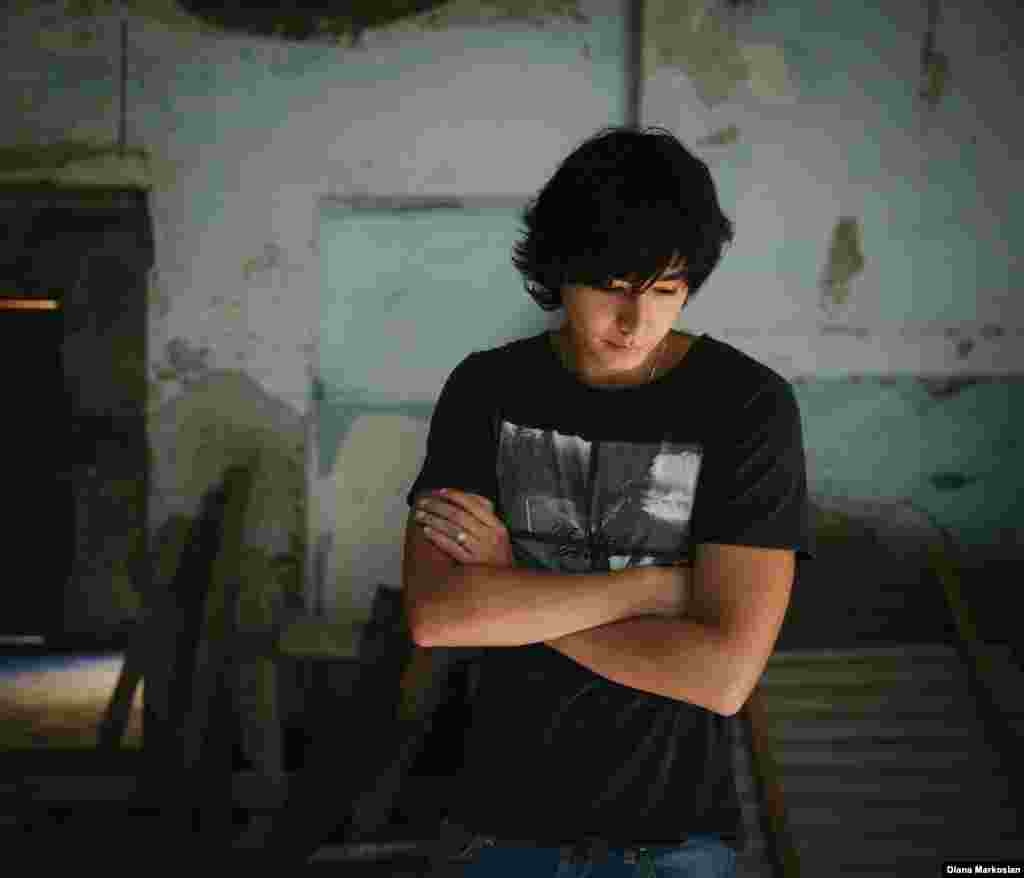 აზამატ ძებისოვის ბიძაშვილი, ზაური, მისი "უახლოესი" ადამიანი იყო. ისინი ერთ სახლში გაიზარდნენ. მათ შორის ასაკობრივი სხვაობა მხოლოდ ერთი წელი იყო. პირველ სასწავლო დღეს ორივე მათგანი, ისევე როგორც აზამატის დედა, სვეტლანა, მძევლად აიყვანეს. სამდღიანი ალყის დროს ისინი ერთმანეთს დააშორეს. ზაურის დამწვარი ცხედარი მოგვიანებით იპოვეს სკოლის სპორტულ დარბაზში. ამჟამად 20 წლის აზამატი მოსკოვში სწავლობს, მაგრამ არდადეგებს ბესლანში ატარებს. თავის ყოფილ კლასში ყოფნისას ის იხსენებს, თუ რა სიზმრები ესიზმრებოდა ზაურის შესახებ მისი სიკვდილიდან პირველი კვირის განმავლობაში. &ldquo;ბოლო სიზმარში, მან დამიძახა, რომ მასთან წავსულიყავი. მე კი ვუთხარი, ჯერ კიდევ საქმეები მაქვს-მეთქი. მაშინ მან გამიღიმა და მითხრა: "ნახვამდის". 