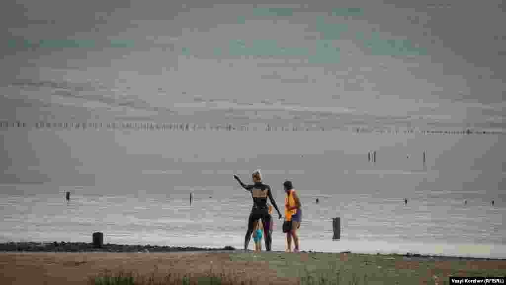 Саме лікувальні грязі приваблюють щороку туристів: їхні вкриті чорною багнюкою тіла видно здалеку на піщаній косі й біля берегів солоного озера. &nbsp; Але якщо жителі Керченського півострова використовують її, наприклад, для зігрівання м'язів або лікування суглобів, то туристи вважають своїм обов'язком нанести її на все тіло, включаючи обличчя, і з задоволенням фотографуються в такому екзотичному вигляді. Намазують і дітей, навіть не замислюючись про те, що при тривалому застосуванні грязі з озера Чокрак можуть призвести до опіків шкіри &ndash; як, наприклад, якщо вчасно не зняти зі спини гірчичники