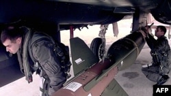  بمب سنگرکوب جی بی یو ۲۸. عکس مربوط به نیروی هوایی آمریکا در سال ۲۰۰۳ است.