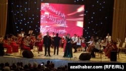 Meşhur türkmen aýdymçysy Maýsa Nyýazowa ýaşlar orkestri we Nury Nuryýew bilen. Aşgabat, maý, 2021. 