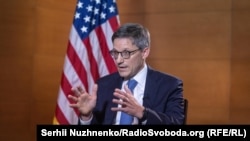 Високиот претставник на Стејт департментот Дерек Чолет.