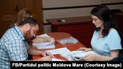 Victoria Furtună, lidera Partidului „Moldova Mare”, depune actele la CEC pentru înregistrarea în cursa electorală parlamentară, 16 august 2025.