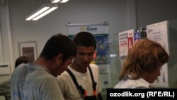 Узбекские трудовые мигранты отправляют деньги на родину в Новгород, Россия. Июнь 2022 года. 