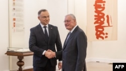 Președintele Poloniei, Andrzej Duda (s), dă mâna cu trimisul special al SUA pentru Ucraina și Rusia, Keith Kellogg, înainte de întâlnirea lor la Palatul Prezidențial din Varșovia, la 18 februarie 2025.