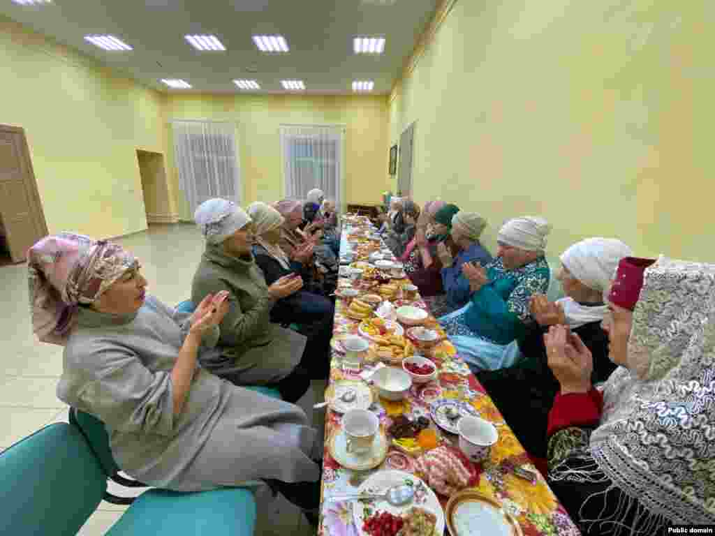  Татарстанның Сарман районы Азалак мәдәният йортында "Мөнәҗәтләр һәм вәгазьләр - күңел байлыгы" дигән кичә үткәрелгән. Кичәнең икенче өлеше чәй табыны артында авыз ачу мәҗлесе белән тәмамланган. &nbsp; 