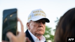 Președintele american, Donald Trump, vorbindu-le jurnaliștilor pe 27 aprilie, la revenirea sa de la funeraliile Papei Francisc.