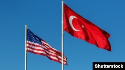 АКШ менен Түркиянын желектери. 