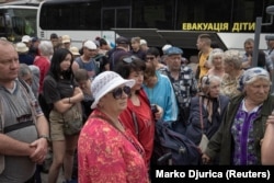 Вокзал Покровска: люди в ожидании эвакуационных поездов до Днепра и Львова, 25 июня 2022 года