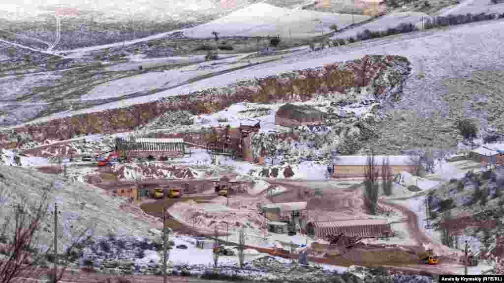 З гірських схилів мармуровий кар'єр видно як на долоні