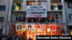 Tüntetés az SZFE épülete előtt.